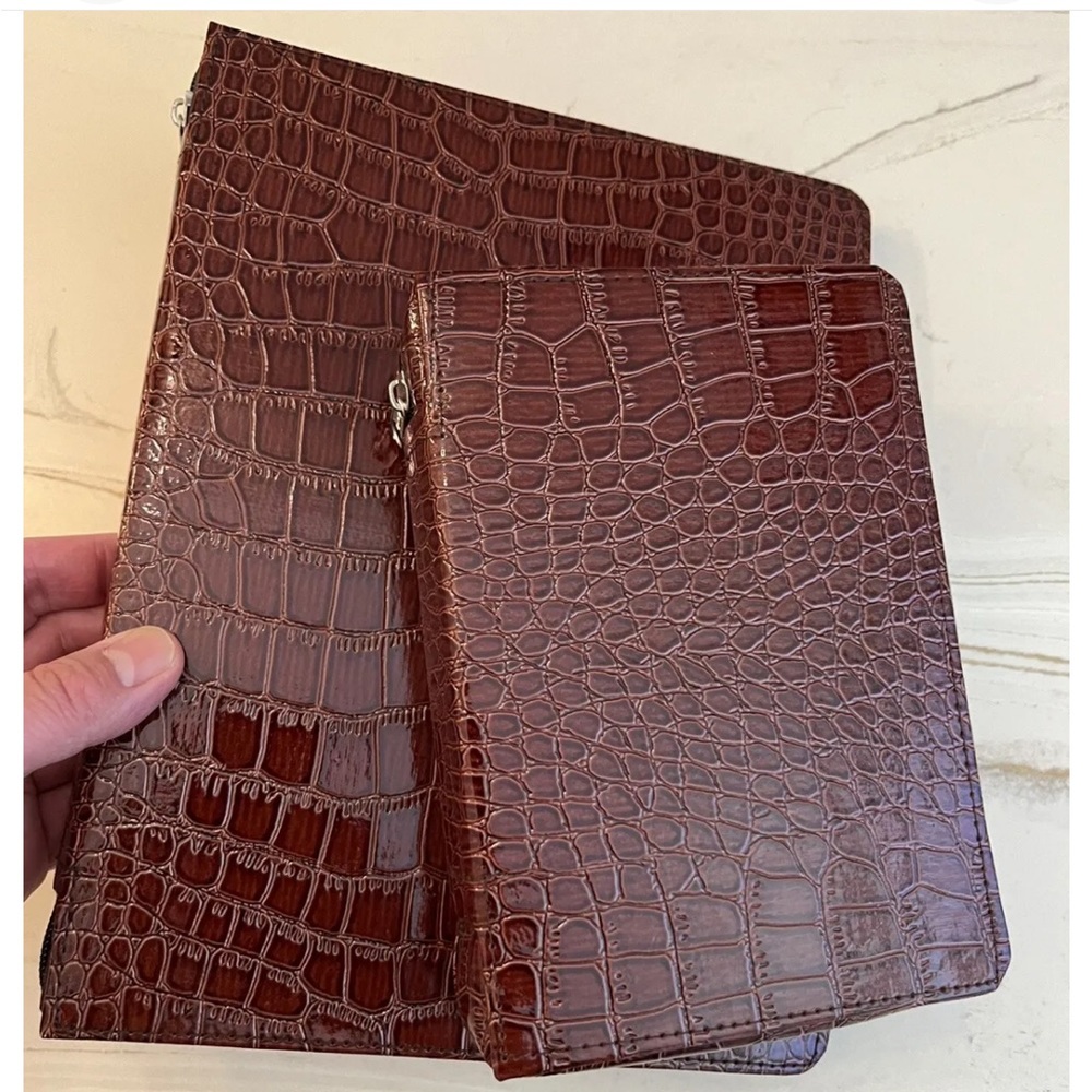 JEHOVAH’S WITNESS BIBLE COVER AND SERVICE FOLDER, MAGAZINE FOLDER. BROWN GATOR